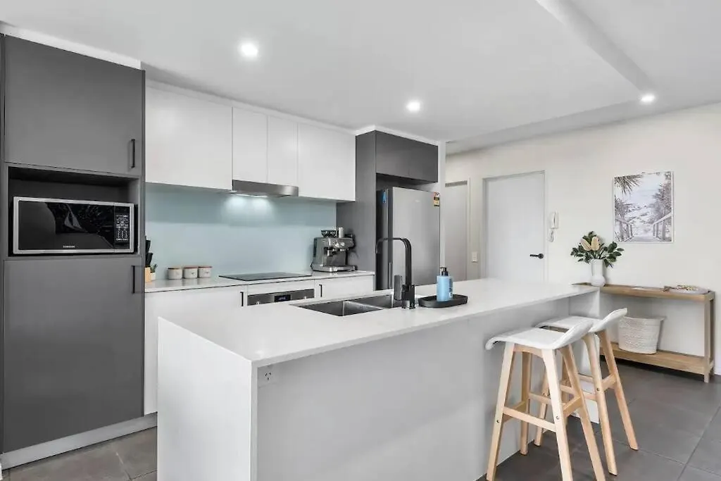 Modern Coastal Apartment - Walk To Beach And Shops Buddina